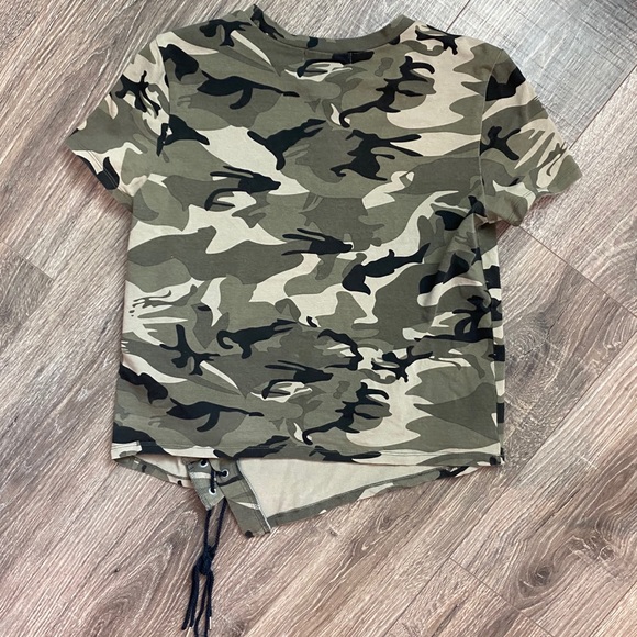 NWOT Camouflage lace up T-shirt Size M - Picture 5 of 7